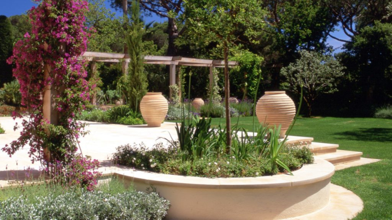 Вазоны для цветов уличные - бетонные, керамические, деревянные, каменные. Советы по использованию. Фото.