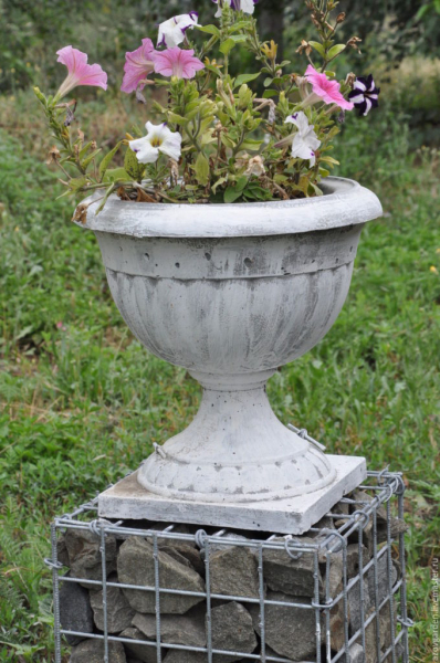 Вазоны для цветов уличные - бетонные, керамические, деревянные, каменные. Советы по использованию. Фото.